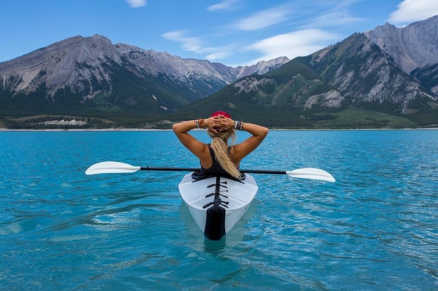 Mujer relajada en el kayack